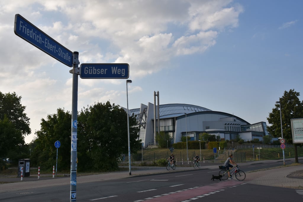 An dieser Kreuzung zwischen den Arenen in Magdeburg gibt es bisher keine Querungshilfe.
