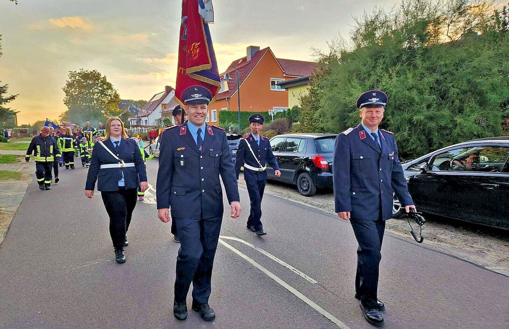 Beim Festumzug lief natürlich auch die örtliche freiwillige Feuerwehr mit. Zahlreiche Vereine und Firmen beteiligten sich am Festumzug am Freitagabend.
