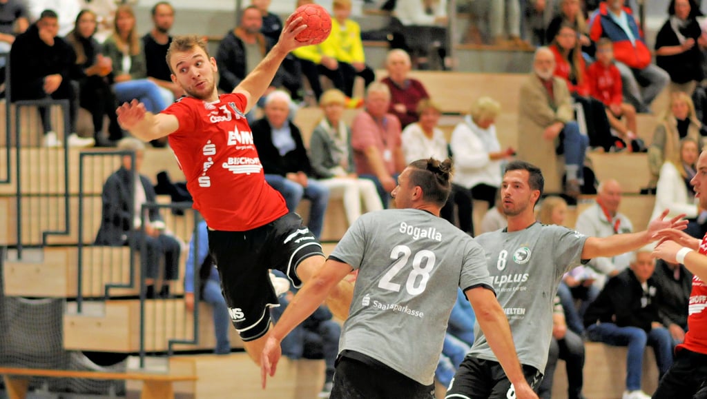 Jens Osterloh (am Ball) ragte mit elf Toren aus der überzeugenden Offensivleistung der Handballer von Rot-Weiss Staßfurt noch heraus. Insgesamt 37 Tore reichten aber dennoch nicht für Zählbares.