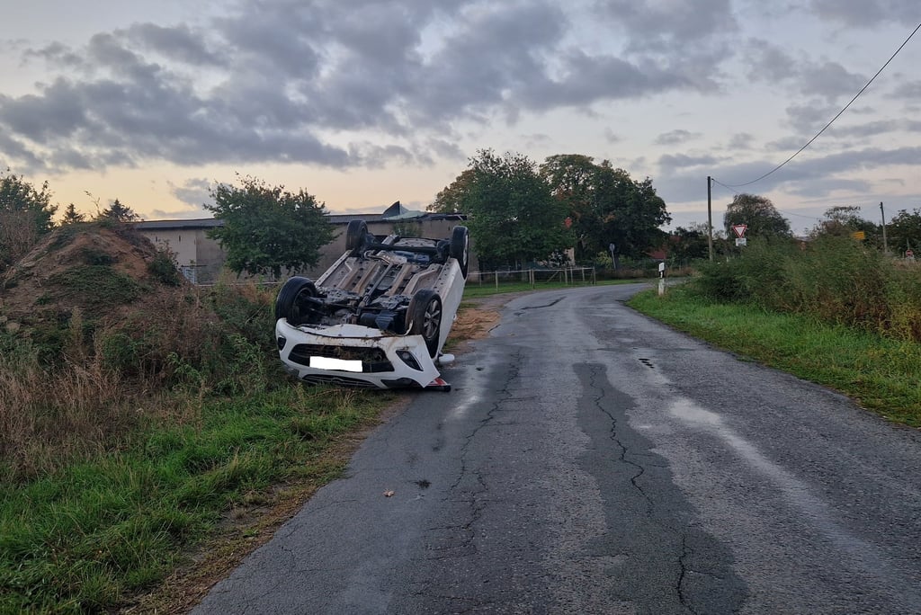 Der auf dem Dach liegende Pkw wurde gefunden. Der Fahrer war vom Unfallort verschwunden.