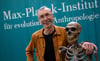 Der schwedische Evolutionsforscher Svante Pääbo steht im Max-Planck-Institut für evolutionäre Anthropologie in Leipzig an der Nachbildung eines Neandertaler-Skeletts.