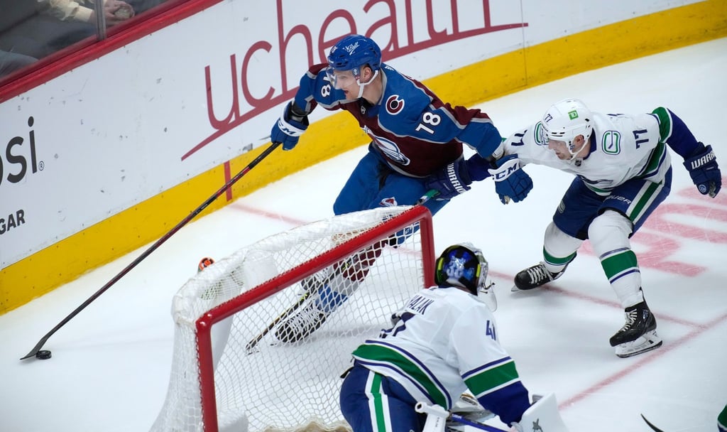 Im Trikot der Colorado Avalanche gewann Nico Sturm (l) den Stanley Cup.