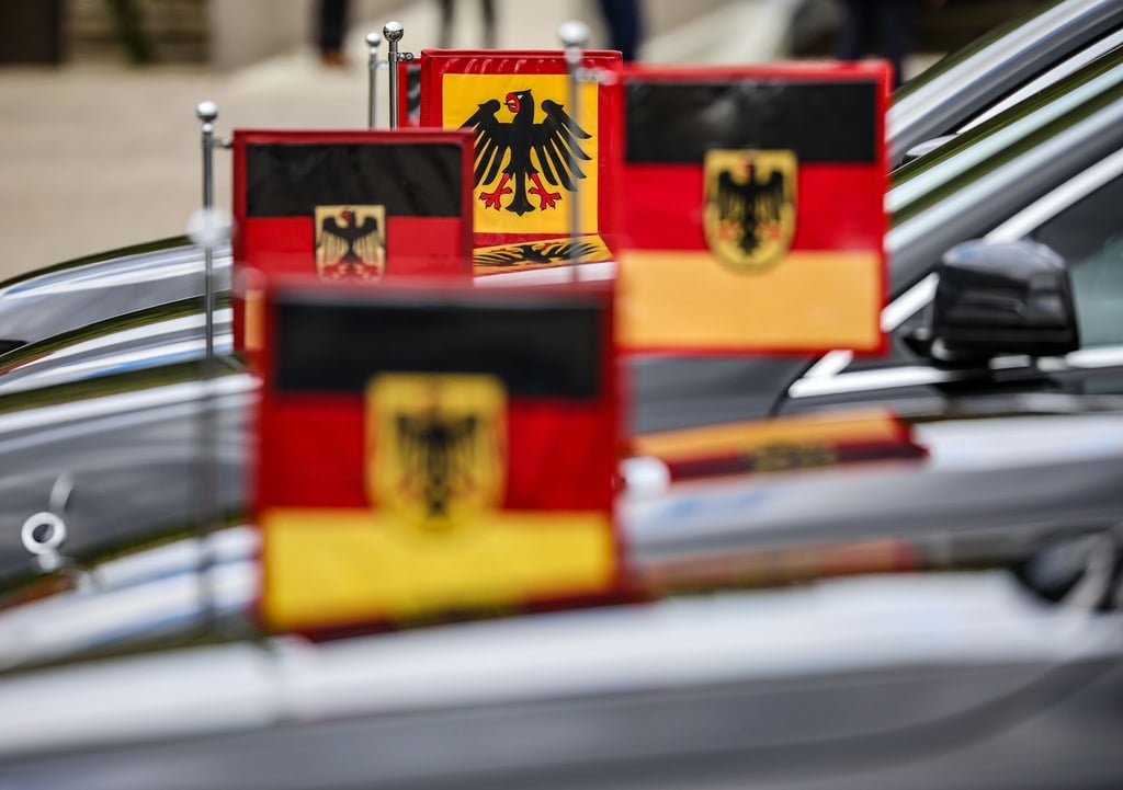 Dienstwagen mit den Standarten der Verfassungsorgane stehen am Rande der Einheitsfeierlichkeiten.