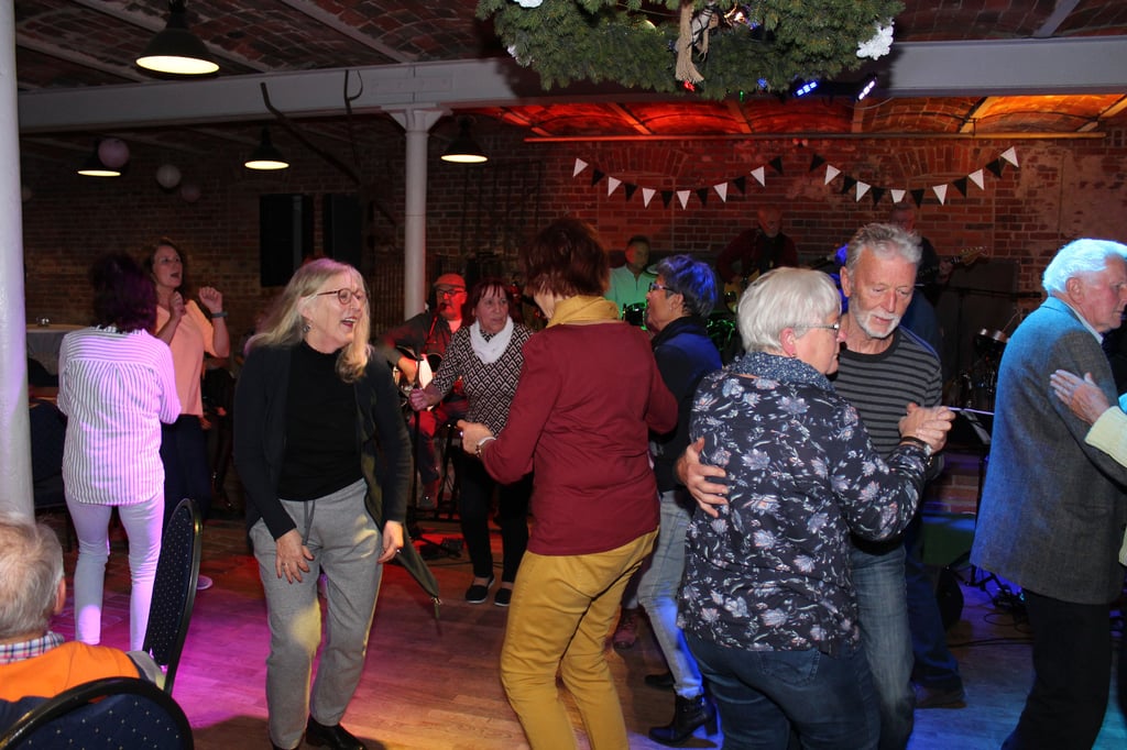 Ausgelassen getanzt wurde am Montagnachmittag beim Konzert ehemaliger lokaler Bands im Roßdorfer Lehnshof.