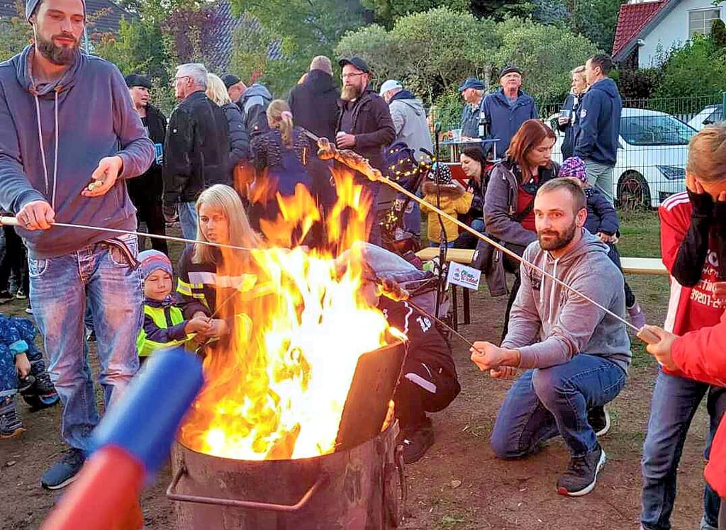 Nach dem Festumzug fand am Feuerwehrgerätehaus das traditionelle Kartoffelfeuer statt.