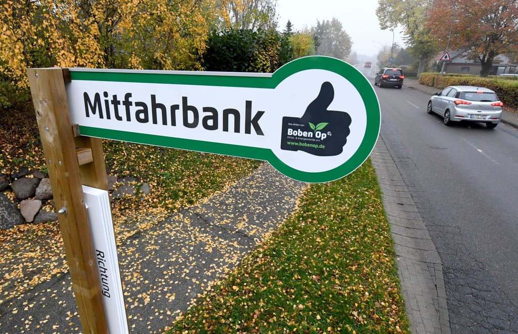 In einigen Gemeinden gibt es bereits Mitfahrbänke. Das Konzept bietet allerlei Vorteile und kann auf ökologische Art und Weise die Mobilität der Menschen verbessern. Doch es gibt auch einen Wermutstropfen.