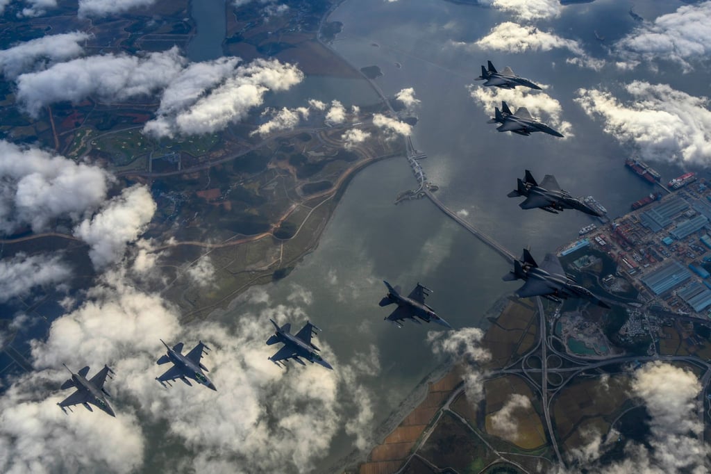 F15K-Kampfjets der südkoreanischen Luftwaffe und F-16-Kampfjets der US-Luftwaffe fliegen während einer gemeinsamen Übung in Formation.