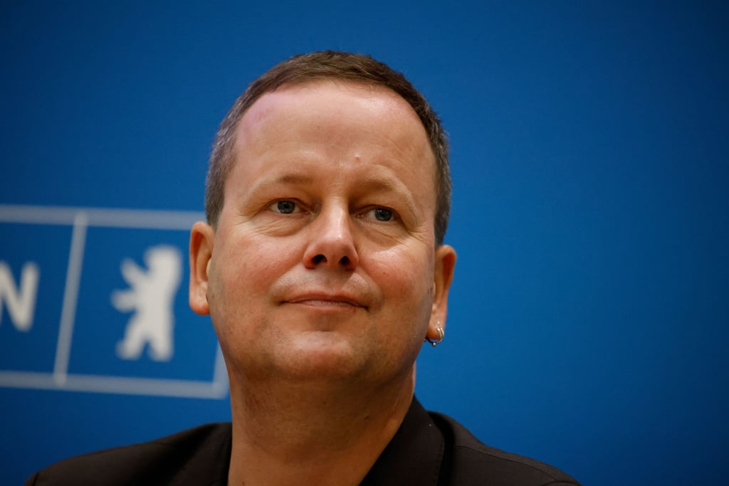 Berlins Bürgermeister und Kultursenator Klaus Lederer (Linke) nimmt an einer Pressekonferenz teil.