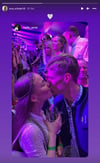 FCM-Stürmer Luca Schuler bekommt ein Küsschen von Freundin Nele.