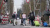 Aus der Ukraine vertriebene Menschen verlassen eine Flüchtlingsunterkunft in Hamburg.