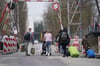 Aus der Ukraine vertriebene Menschen verlassen eine Flüchtlingsunterkunft in Hamburg.