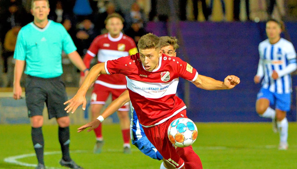 Stefan Korsch unterlag mit dem VfB Germania Halberstadt am Freitagabend Hertha BSC II mit 0:3 Toren. Die Halberstädter boten wieder eine engagierte Leistung, die erneut mit Fehlern in der Abwehr und eklatanter Abschlussschwäche durchsetzt war.