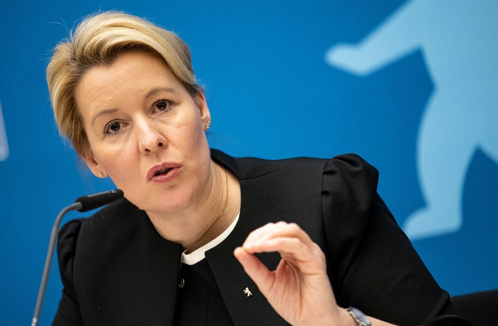 Berlins Regierende Bürgermeisterin Franziska Giffey nimmt an einer Pressekonferenz teil.