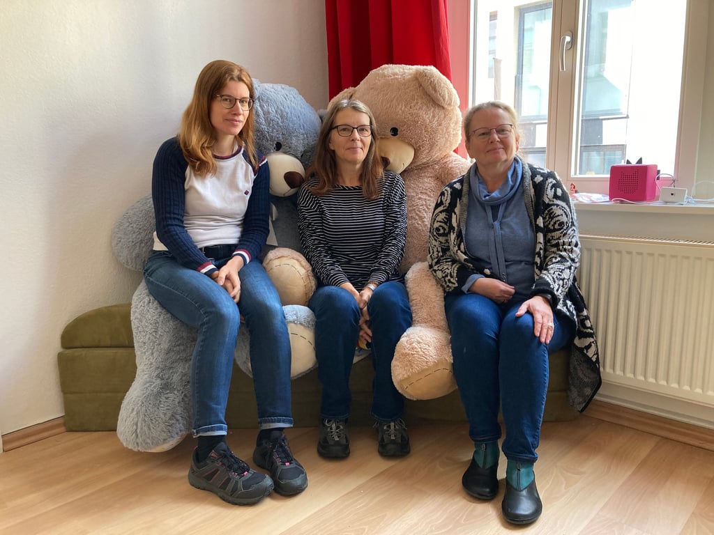 Kuschelig: Die großen Teddybären sind nur fürs Foto der Platz der beiden Hospiz-Koordinatorinnen Sara Rähmer (links) und Liane Geipel (rechts) sowie der Leiterin Bettina Werneburg.