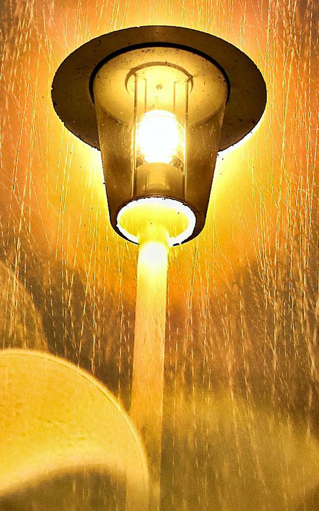 Symbolfoto - Eine Straßenlaterne im Regen