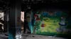 Ein Wandgemälde ziert eine Wand in einer stark beschädigten Schule in der durch ukrainische Streitkräfte zurückeroberten Stadt Lyman.