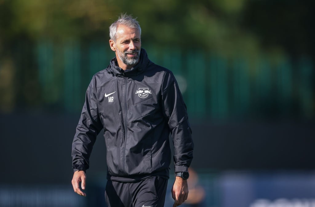 Leipzigs Trainer Marco Rose leitet das Abschlusstraining in der Red-Bull-Akademie.