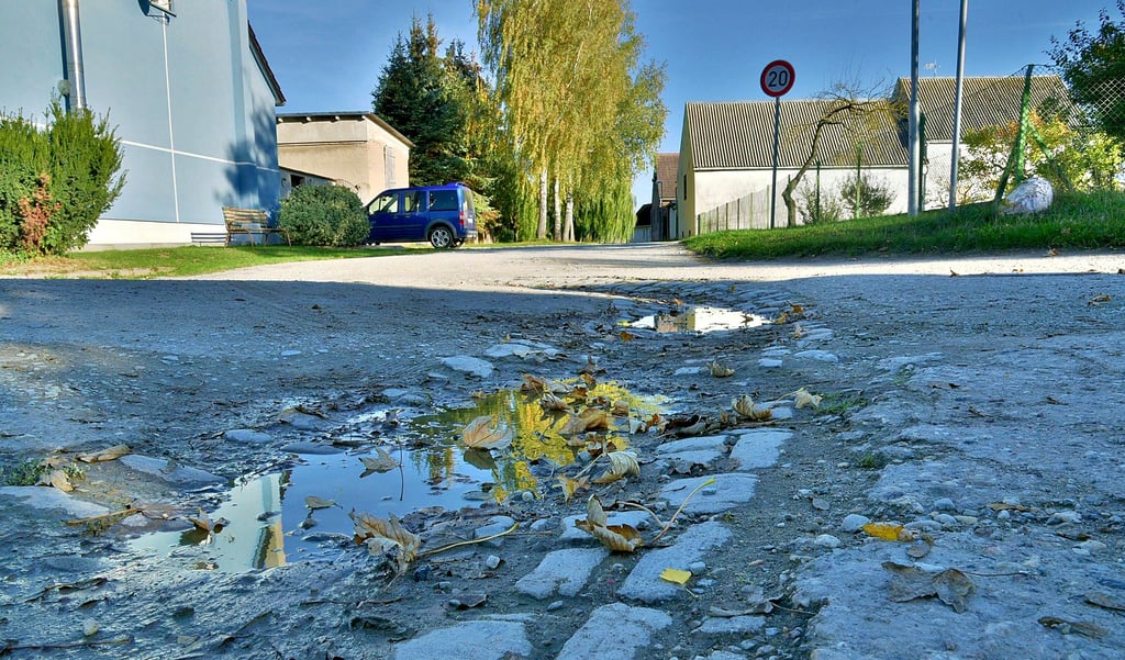 An dieser Kreuzung in Wedlitz treffen Teichstraße, Rosenweg und Im Winkel zusammen. Alle drei sind dringend sanierungsbedürftig. Auch in Grimschleben und Pobzig gibt es ähnlich dringende Sanierungsfälle.