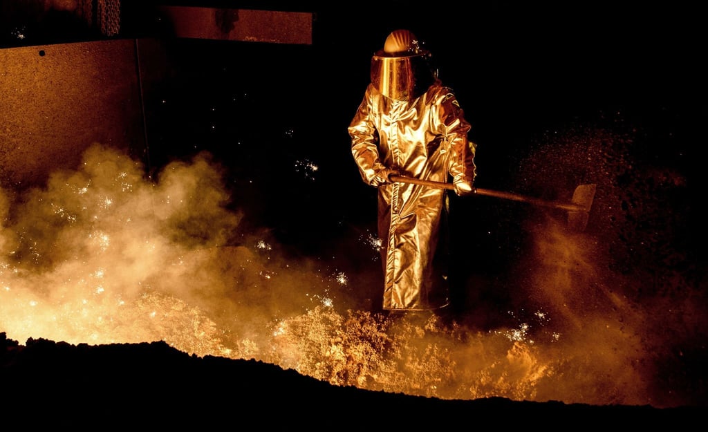 Ein Mitarbeiter schaufelt in einem Stahlwerk Sand in die Abstichrinne am Hochofen. Die Bundesregierung kann der deutschen Stahlindustrie beim Umbruchin eine klimafreundlichere Zukunft helfen.