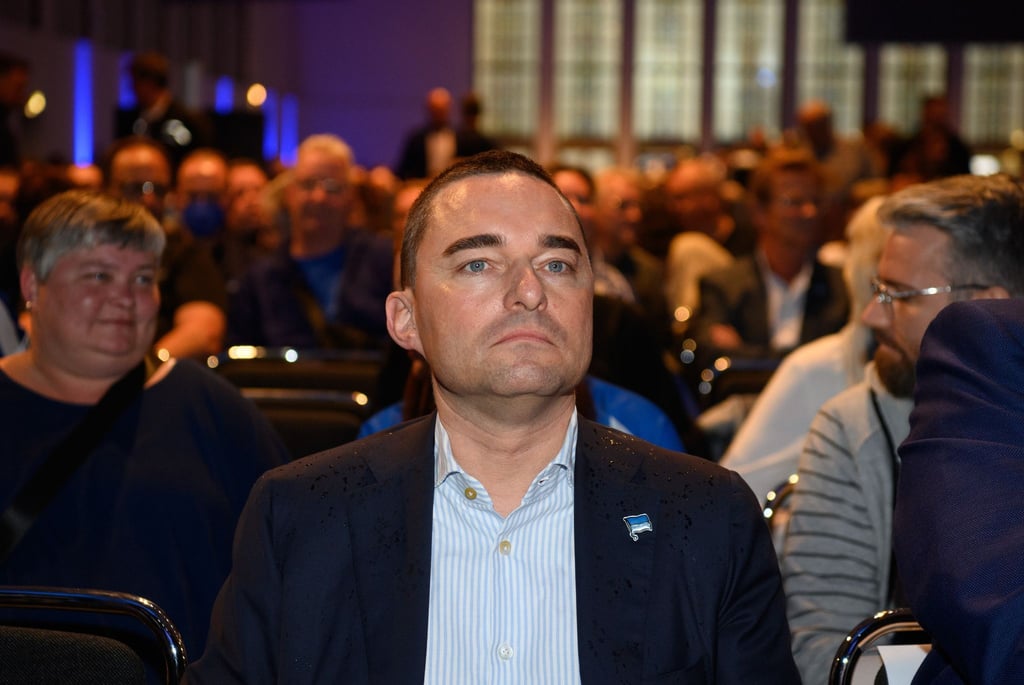 Unternehmer Lars Windhorst wartet auf den Beginn einer Mitgliederversammlung.