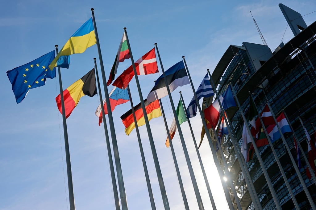 Die ukrainische Flagge weht neben den Flaggen der EU-Mitglieder vor dem Europäischen Parlament in Straßburg.