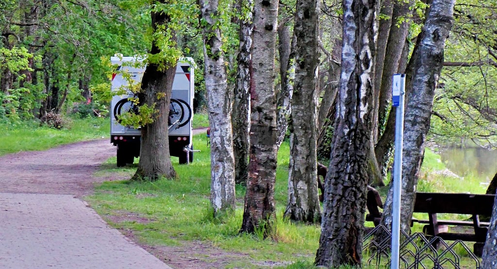Wildes Camping kann, zum Beispiel direkt an der Promenade, auch zum Problem werden. Um Naturnähe und ein Mindestmaß an Ordnung miteinander zu verknüpfen, helfen feste Standorte.