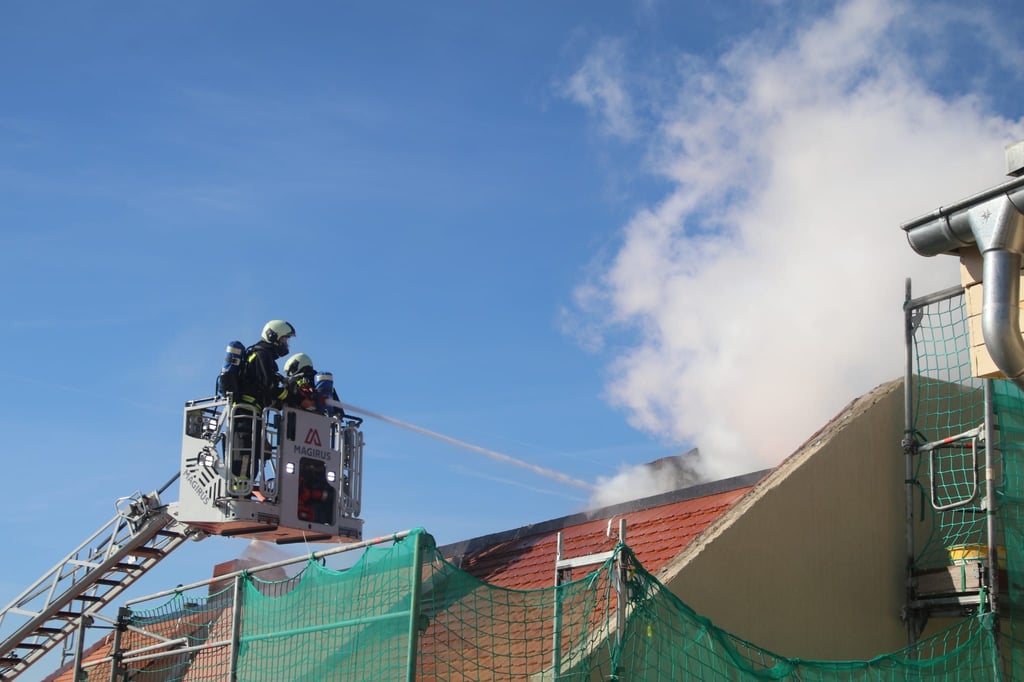 Brand in Hinterhaus in Merseburger Straße