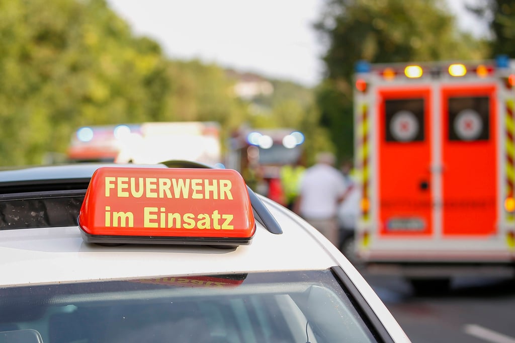 Einsatzkräfte an einem Unfallort.