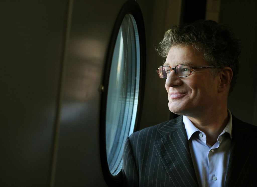 Der Publizist und Moderator Roger Willemsen steht an einem Fenster auf der Leipziger Buchmesse.