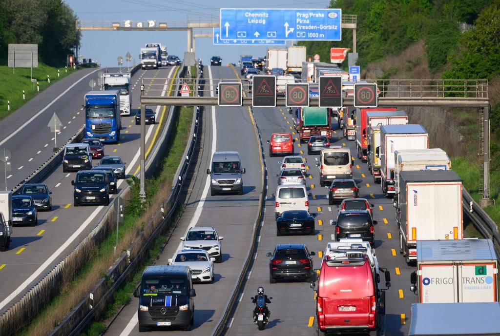 Lkw auf der rechten Spur einer Autobahn.