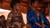 Viola Davis (l) als Nanisca und John Boyega als King Ghezo in einer Szene des Films "The Woman King".