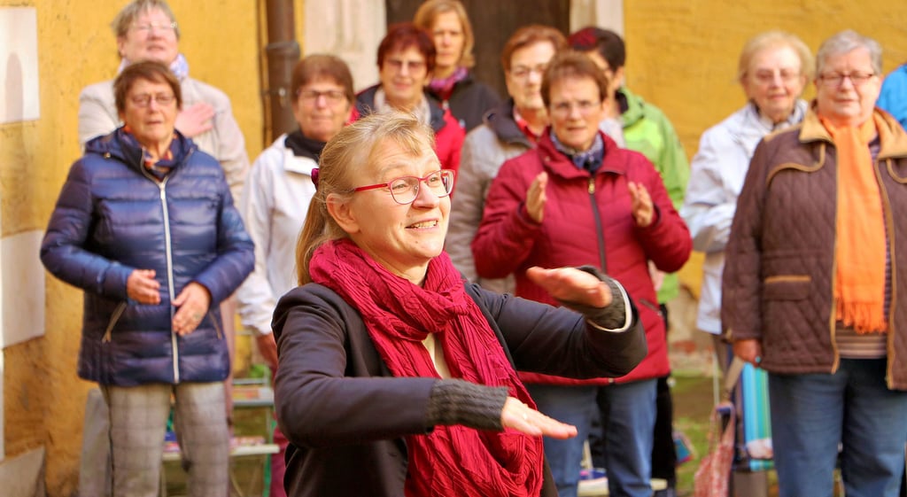 Auf dem Annaburger Hinterschlosshof wurde am Tag der Deutschen Einheit gesungen. Mit dabei waren der Forstliche Gesangverein, der Frauenchor Seyda unter der Leitung von Heinz Geisler, die Evangelische Singschule Annaburg-Prettin, der Projektchor, die Melo-Pipe-Gruppe aus Prettin und weitere Unterstützer wie das Porzellaneum Annaburg.