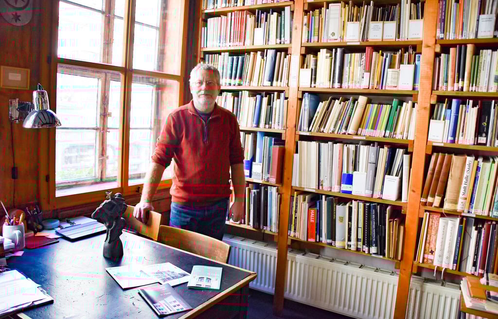 Henryk Löhr – hier vor der Bibliothek im Vereinssitz Schmeerstraße – ist Vorsitzender des 1983 gegründeten Arbeitskreises Innenstadt.