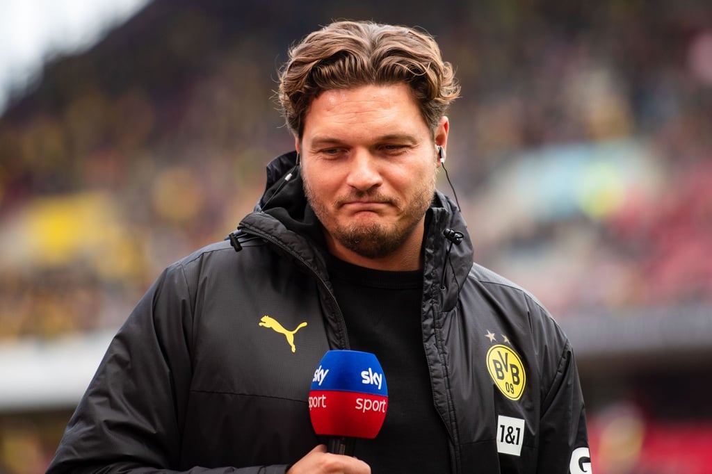 Dortmunds Trainer Edin Terzic gibt vor einer Partie ein TV-Interview.