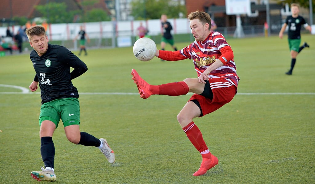 Luran Engelhardt (r.) legte in der Nachspielzeit das 3:1 durch Amando So auf. Germania Wernigerode gewann gegen Piesteritz durch zwei späte Treffer.