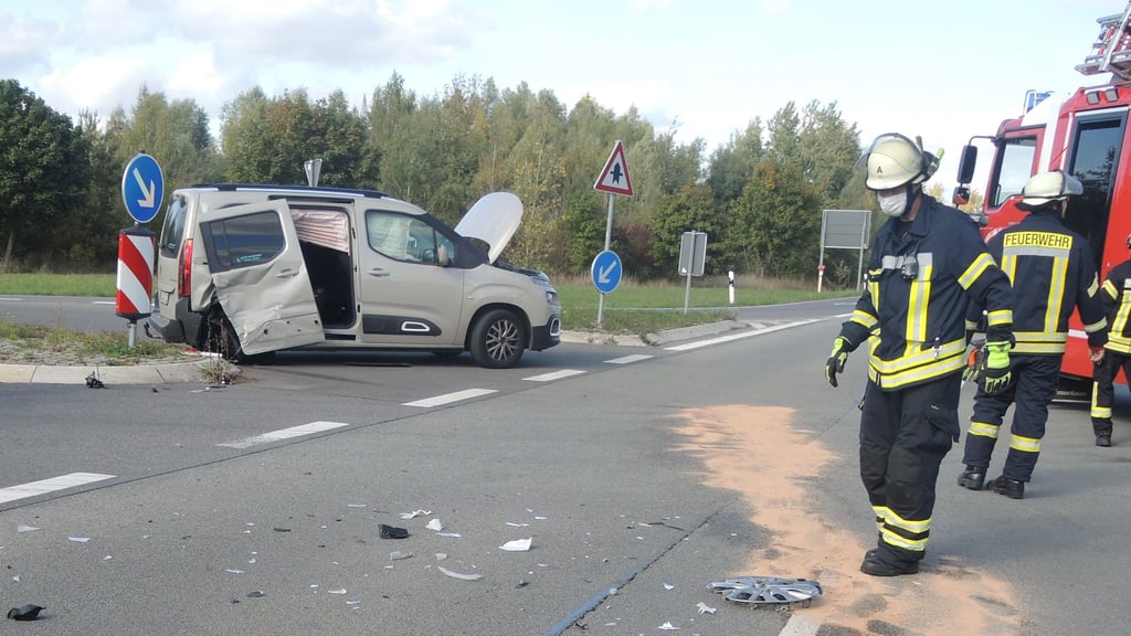 Bei einem Unfallauf der B71 bei Ackendorf verletzten sich zwei Unfallbeteiligten leicht. Die Feuerwehr musste auslaufende Flüssogkeit binden.