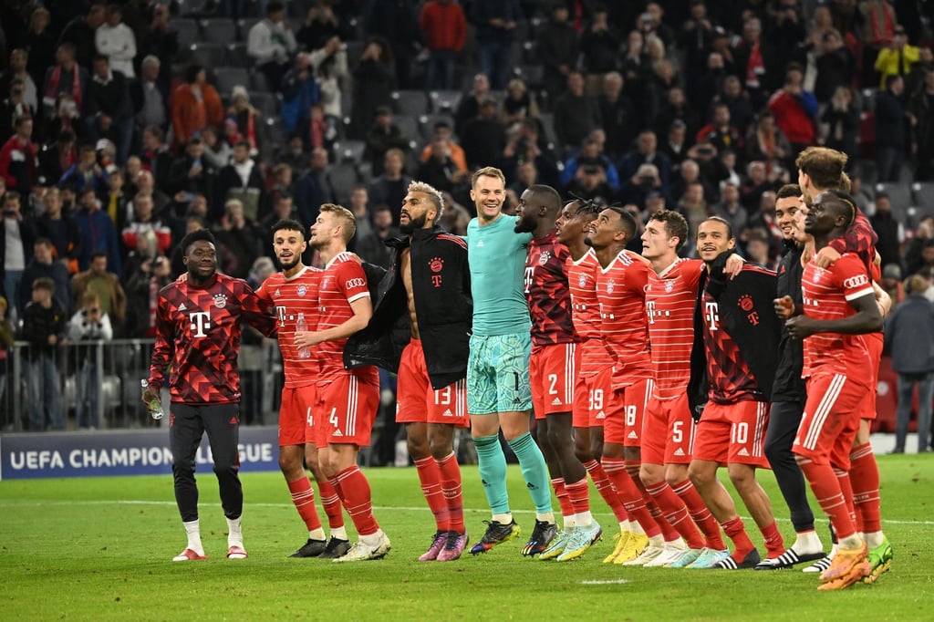 Bayern Münchens Spieler feiern vor dem Fanblock nach dem 5:0-Sieg gegen Viktoria Pilsen.
