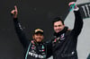 Der Brite Lewis Hamilton (l) feiert im Jahr 2020 mit Mercedes-Motorsportchef Toto Wolff seinen Sieg und Weltmeistertitel.