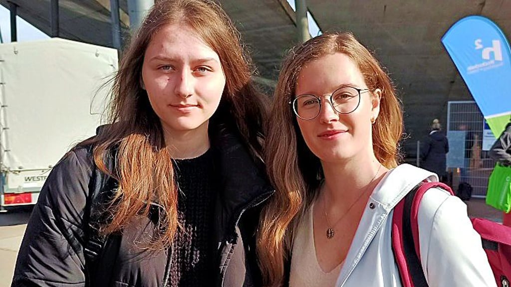 Maja Dause und Clara Schröder studieren Journalismus.