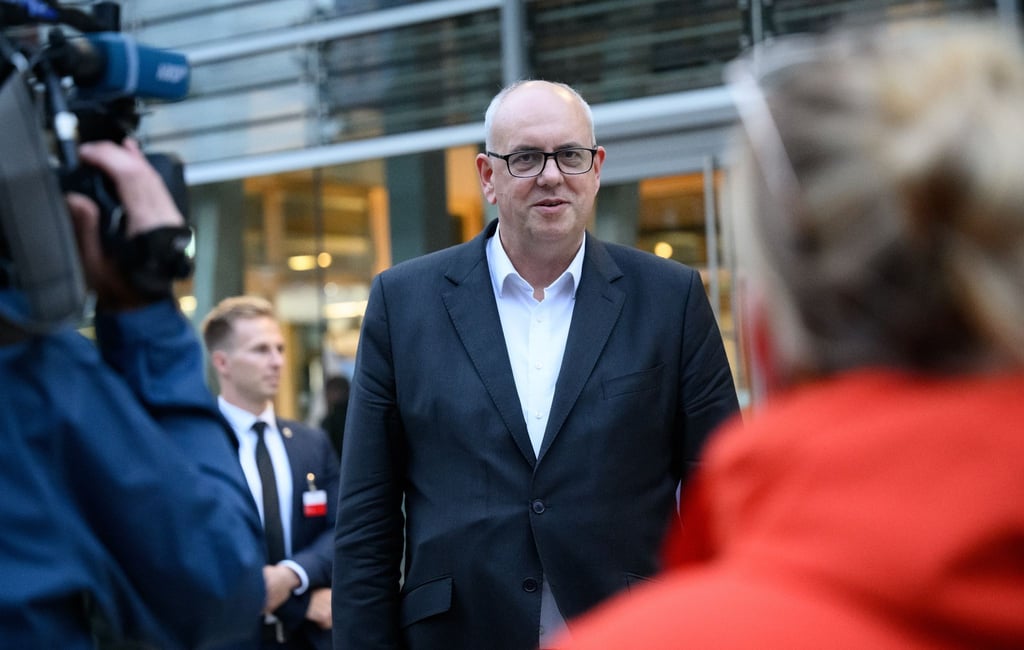 Andreas Bovenschulte kommt nach der Ministerpräsidentenkonferenz (MPK) aus der NRW-Landesvertretung.
