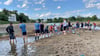 Wassersportler graben sich durch die versandete Alte Elbe in Magdeburg. Diese Aufnahme stammt aus dem Juni. 