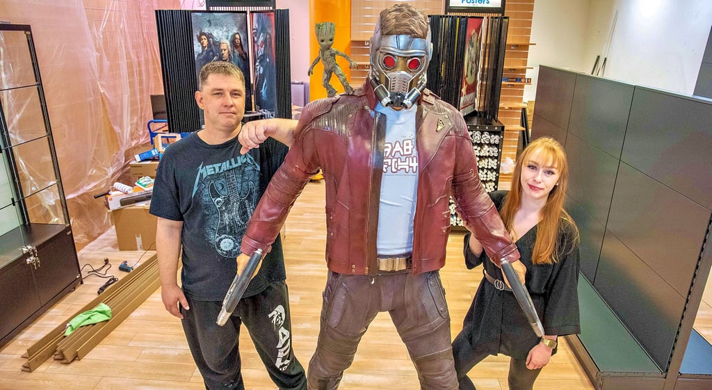 Ronny Hallmann und Michelle Rosenkranz in ihrem neuen Geschäft  „Seminars Fanshop“ im Rathauscenter.