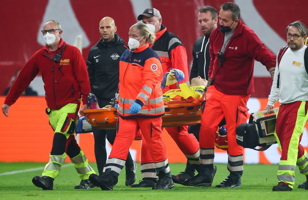 Leipzigs Torwart Peter Gulacsi wird verletzt vom Platz getragen.