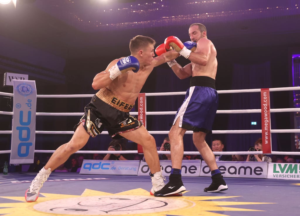 Michael Eifert (l.) holte sich im Juli im Magdeburger Maritim gegen den Italiener Adriano Sperandio den Interconti-Titel der IBF.