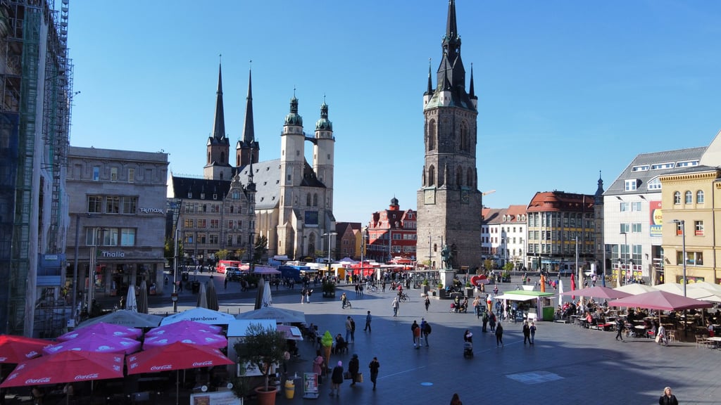 Ort des Gedenkens - oder Ort des sportlichen Trubels? Der Marktplatz in Halle