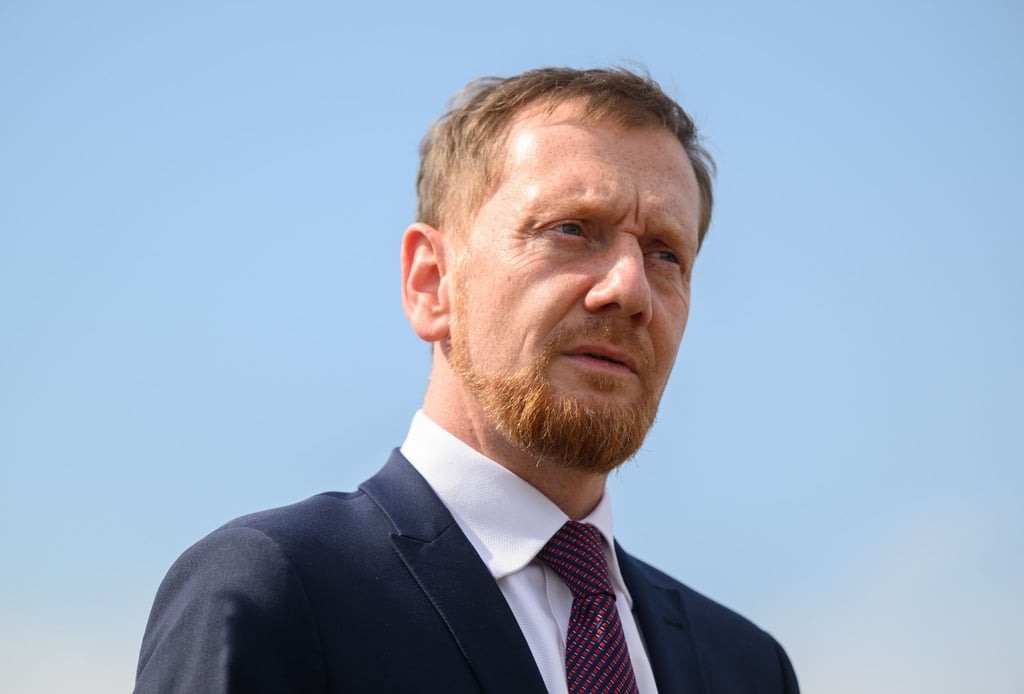 Michael Kretschmer (CDU), Ministerpräsident von Sachsen, steht vor blauem Himmel.