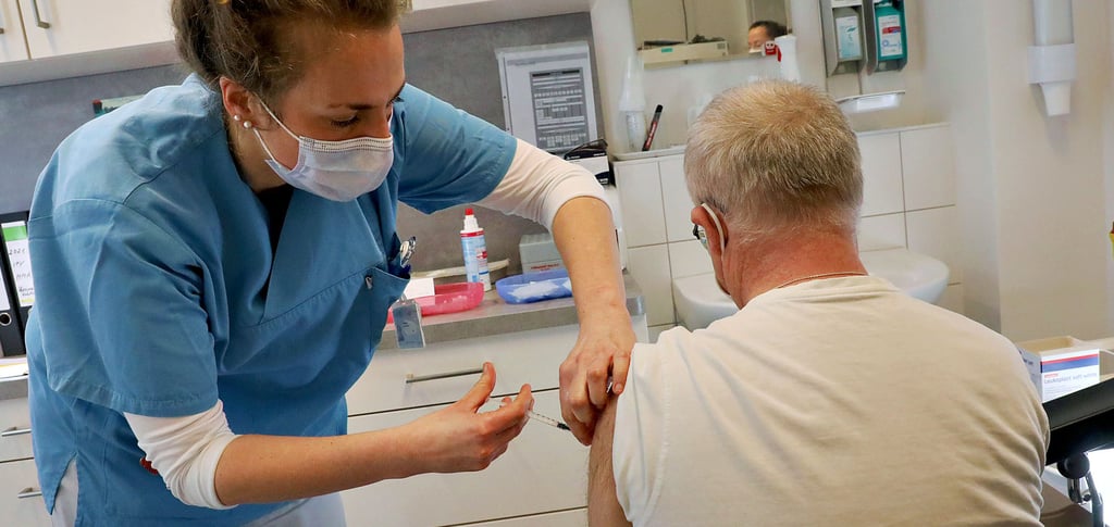 Nach wie vor gilt: Wer sich vor einer schwer verlaufenden Covid-19-Erkrankung schützen möchte, sollte sich impfen lassen.