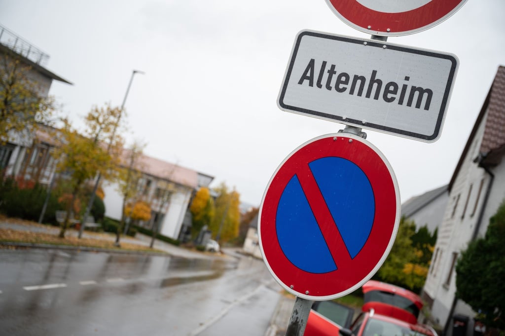Ein Schild weist auf ein Altenheim hin.