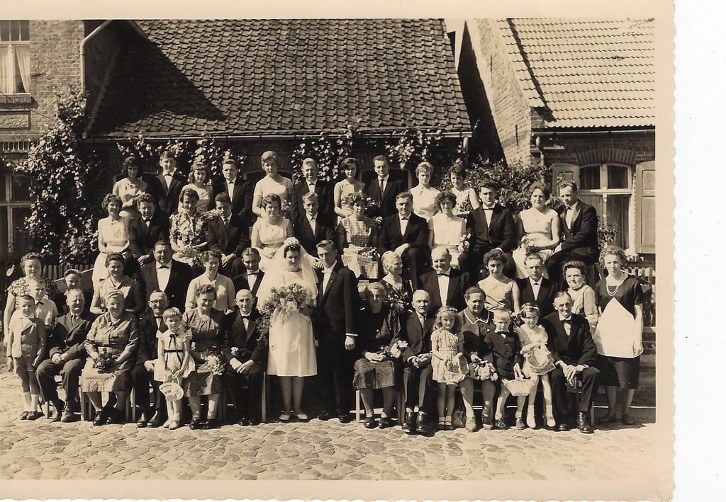 Früher bei Bauernhochzeiten in den Dörfern ein Muss: das obligatorische Gruppenfoto der gesamten Hochzeitsgesellschaft. Die Aufnahme entstand in Kassieck.
