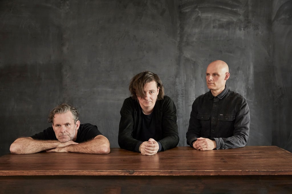 Das Michael Wollny Trio mit Tim Lefebvre (l-r), Michael Wollny und Eric Schaefer legt „Ghosts“ vor.